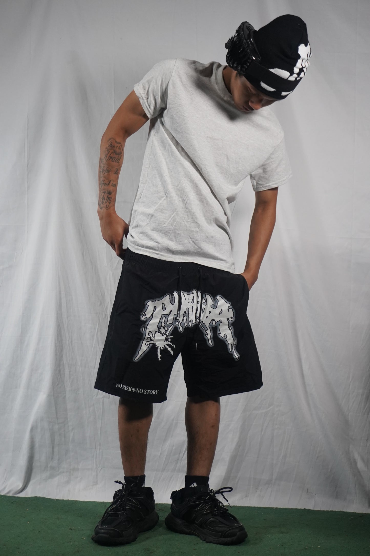 NO RISK NO STORY BEACH SHORT - BLACK